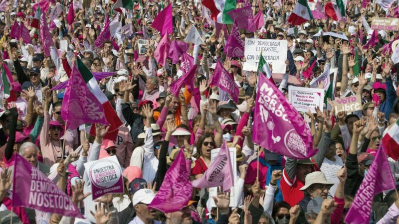 La marea rosa grita por la democracia y contra López Obrador