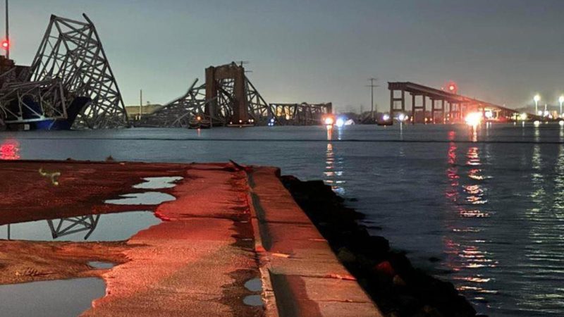 Un puente en Baltimore se derrumba tras ser golpeado por un gran barco