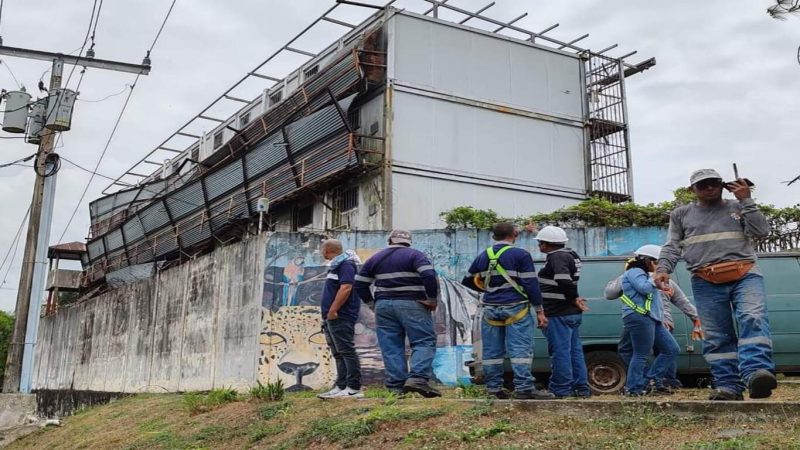 Remueven cubierta de zinc de la clausurada cárcel de La Chorrera