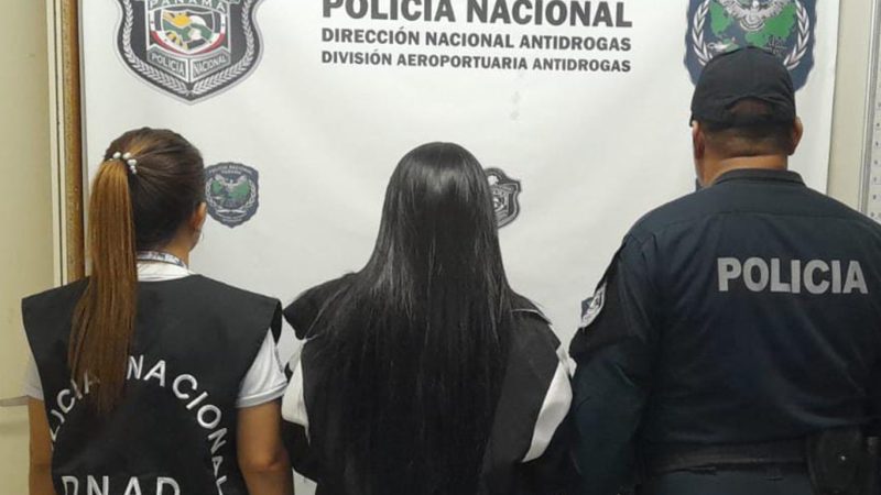 Policía aprehende a ciudadana estadounidense procedente de colombia con presunta sustancia ilícita.