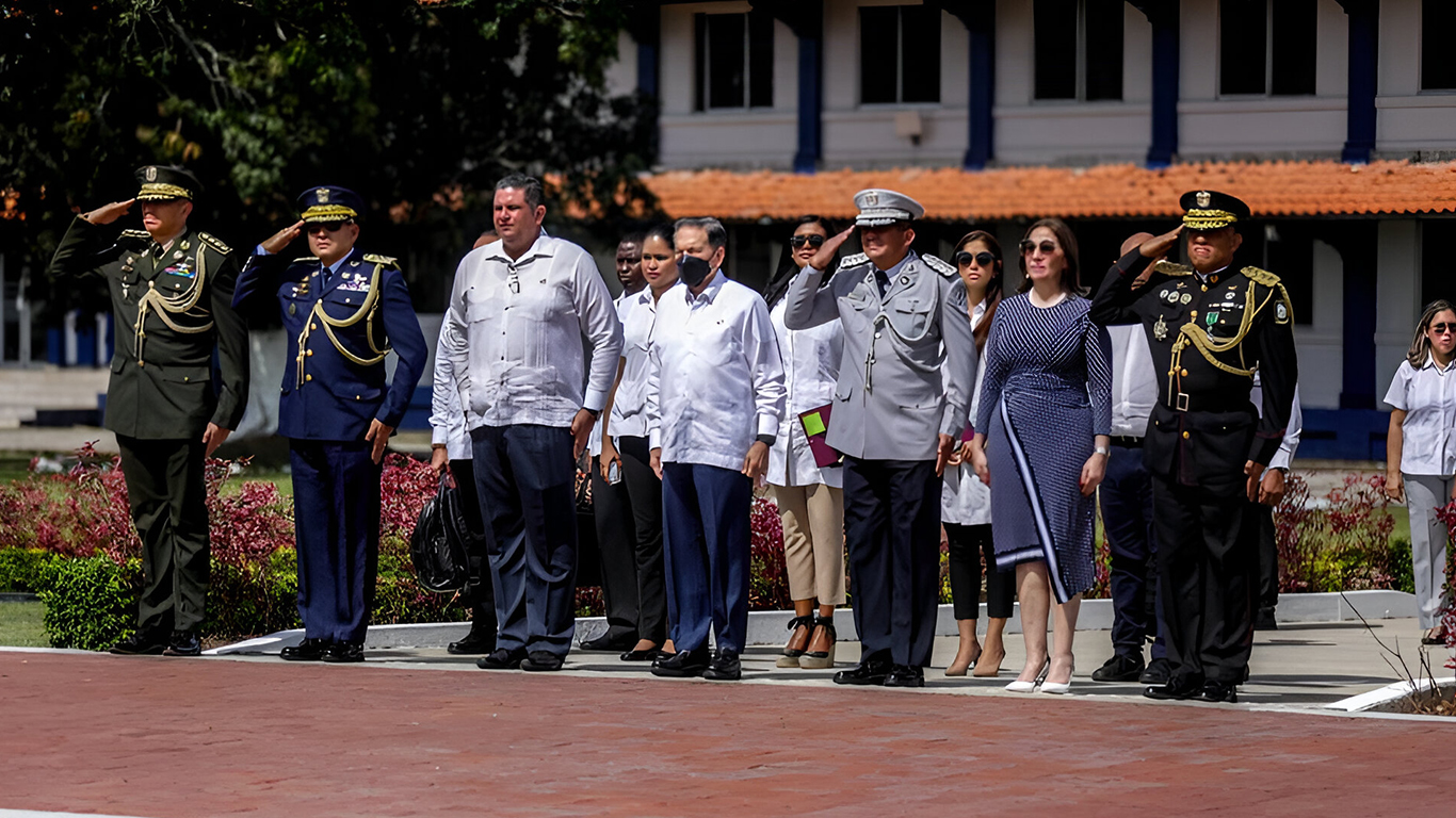 Presidente Cortizo juramenta a 55 nuevos oficiales de la Fuerza Pública