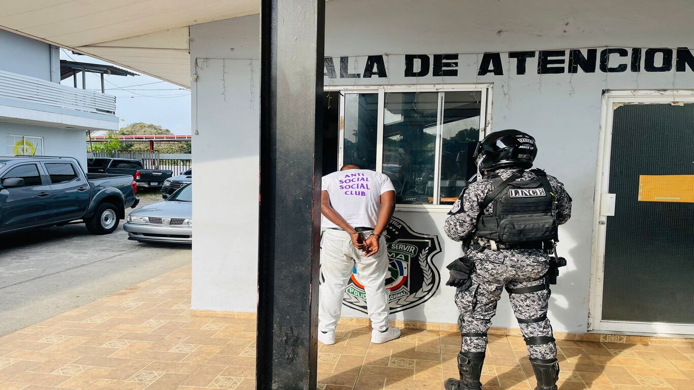 Policía aprehende a un hombre con arma de fuego sin permiso y chaleco balístico