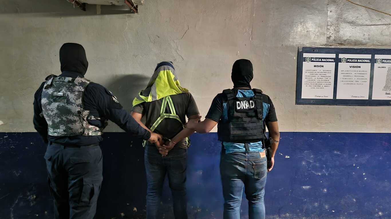 Policía aprehende a un hombre presuntamente vinculado al decomiso de 696 paquetes de presunta droga