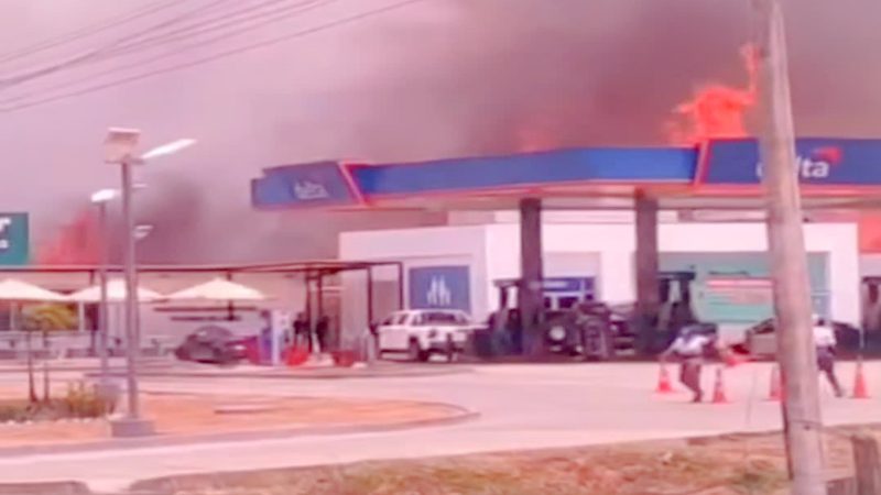 Incendio de masa vegetal pone en peligro operaciones de estación de combustible en autopista Arraiján La Chorrera