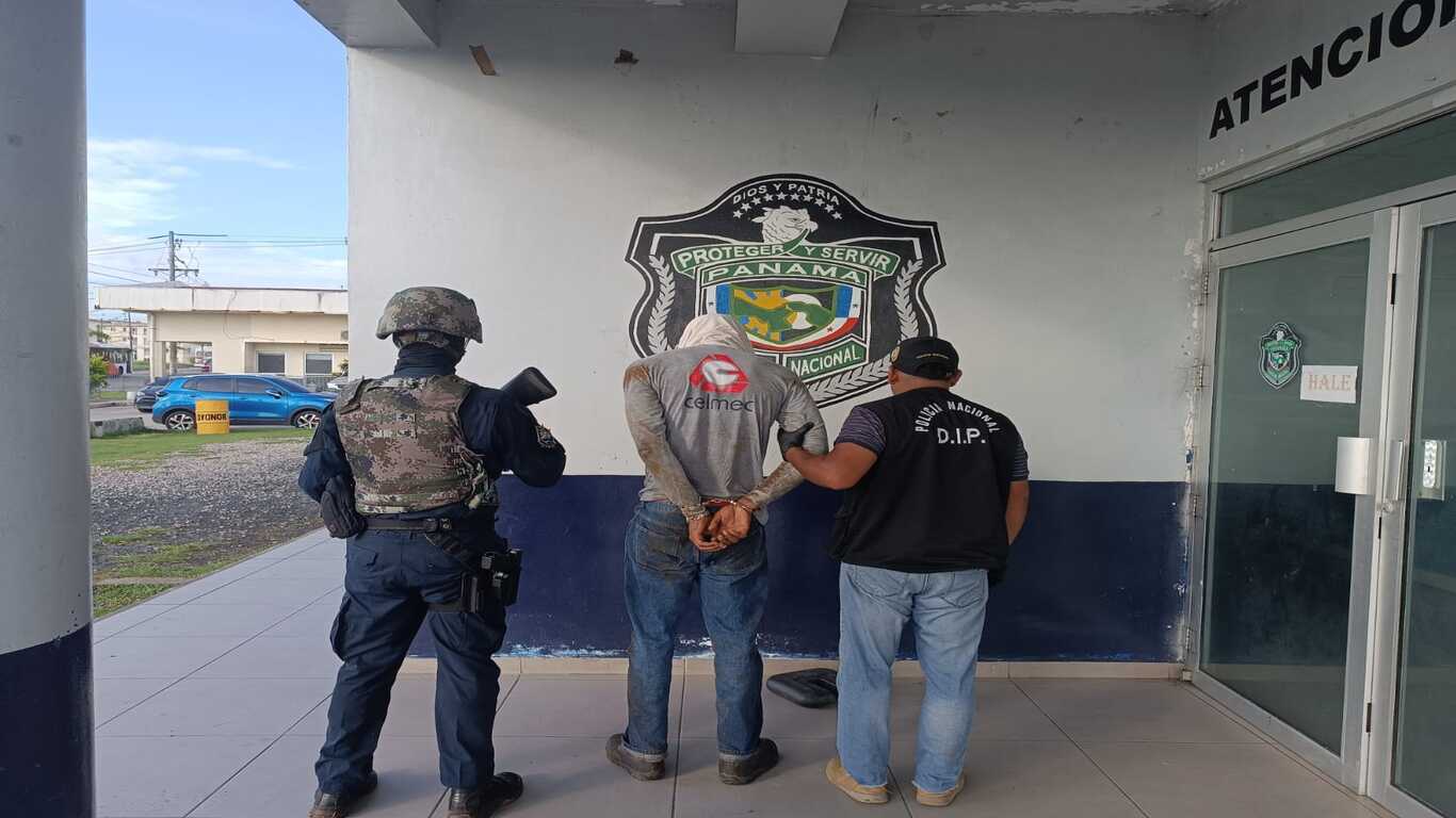 Policía Nacional aprehende a tres personas y decomisa droga y arma en Colón