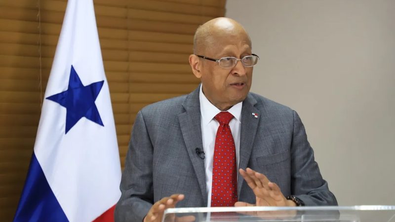 Ministro Héctor Alexander manda a suspender licitaciones y nombramiento