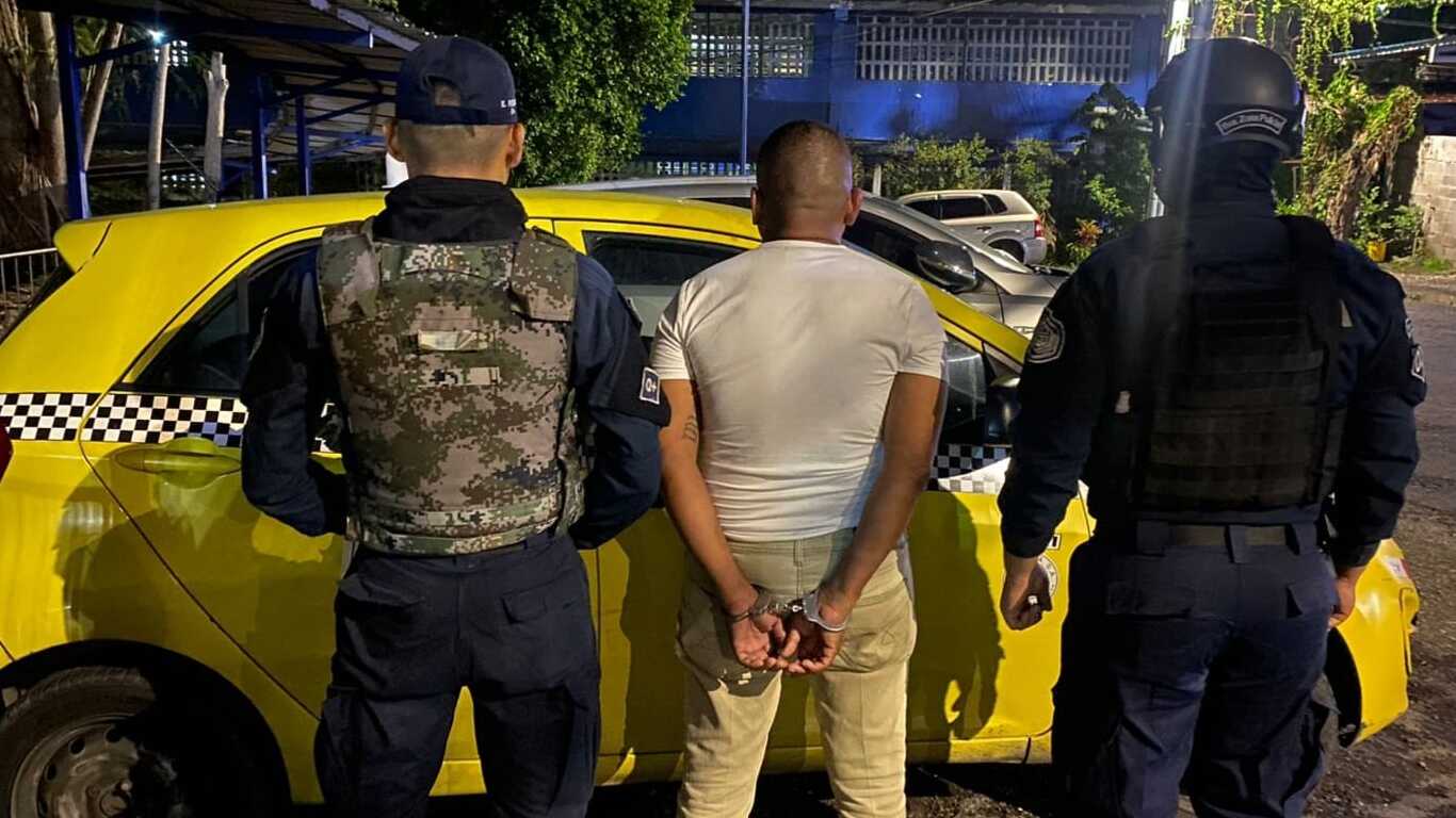 Policía aprehende a taxista sin licencia y con un paquete de presunta droga