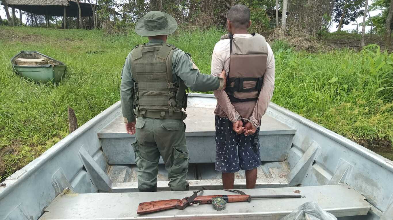 Policía  aprehende a sujeto que lanza arma de fuego al mar.