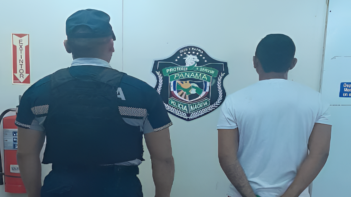 En San Miguelito policía aprehende a un hombre con oficio de conducción por homicidio. 