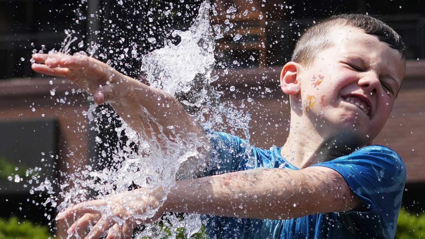 Autoridades de EE.UU. emiten alertas ante el sofocante calor