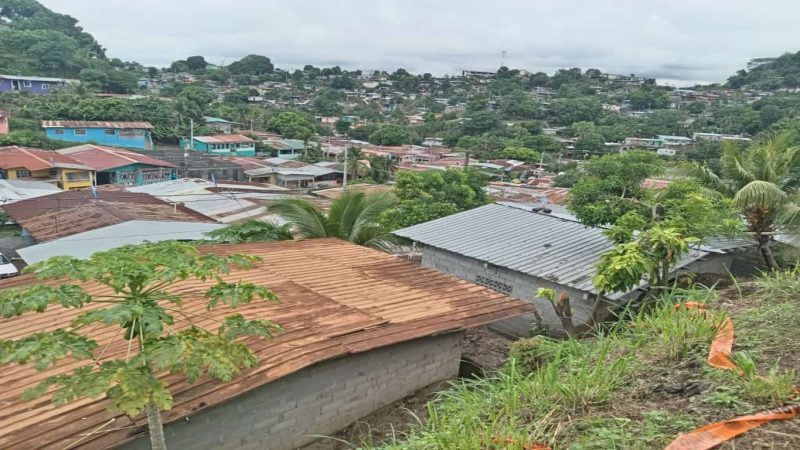 Policía Nacional salva a  cuatro personas de morir sepultadas luego de un  deslizamiento de tierra 