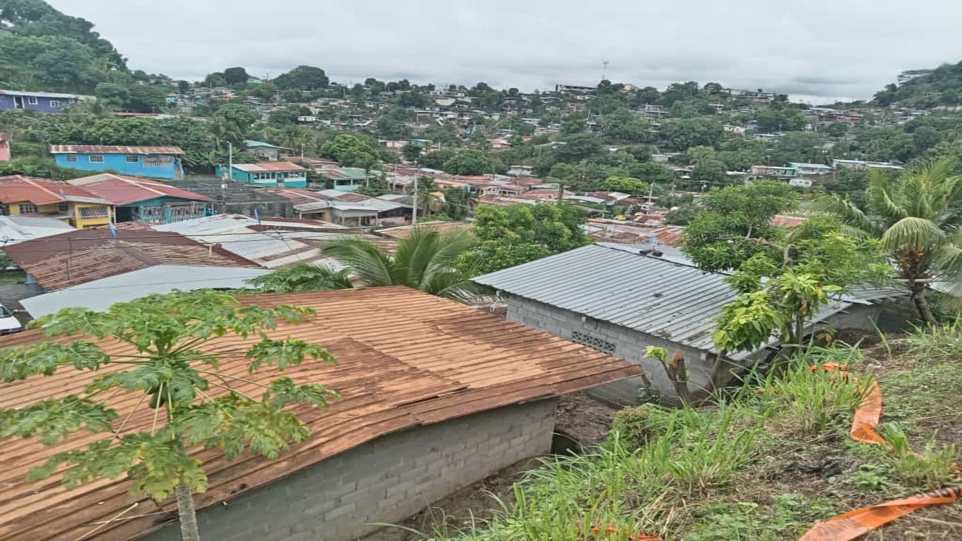 Policía Nacional salva a  cuatro personas de morir sepultadas luego de un  deslizamiento de tierra 