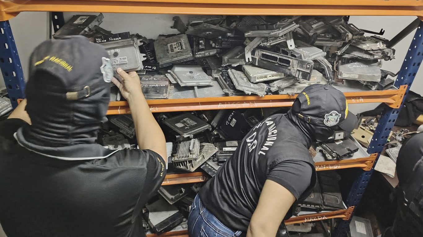 Tras la operación oberón, la policía decomisa computadoras de autos en un taller en Pedregal