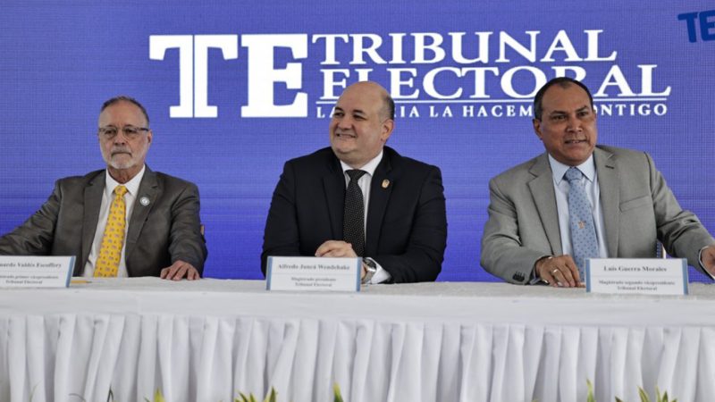 Tribunal Electoral de Panamá entrega credenciales a diputados electos