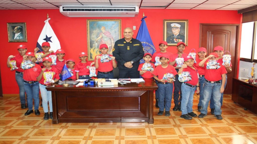 16 niños asumen cargos en el Benemérito Cuerpo de Bomberos de Panamá