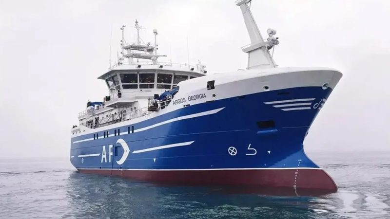 Barco pesquero se hunde frente a las Islas Malvinas. Deja al menos 6 muertos y 7 desaparecidos