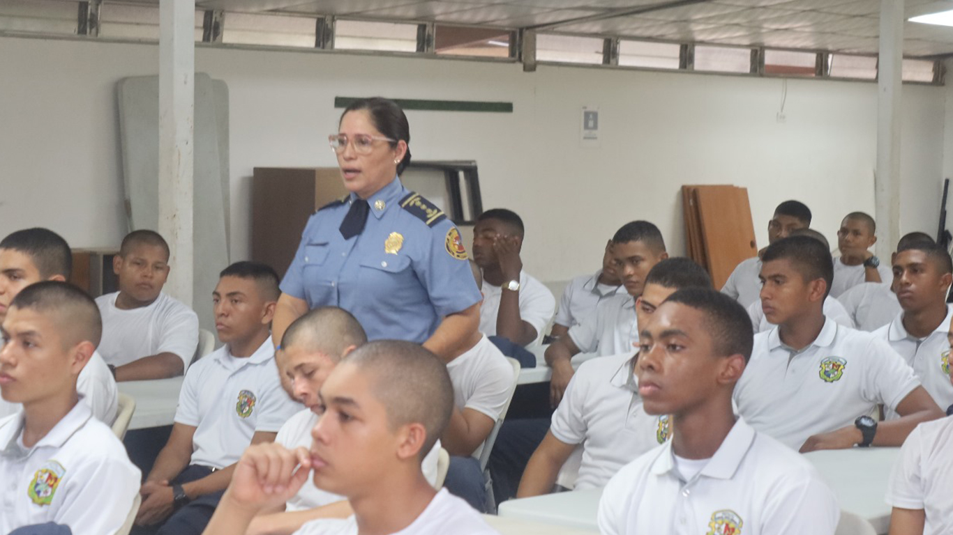 Bomberos de Coclé ofrecen capacitación a estudiantes