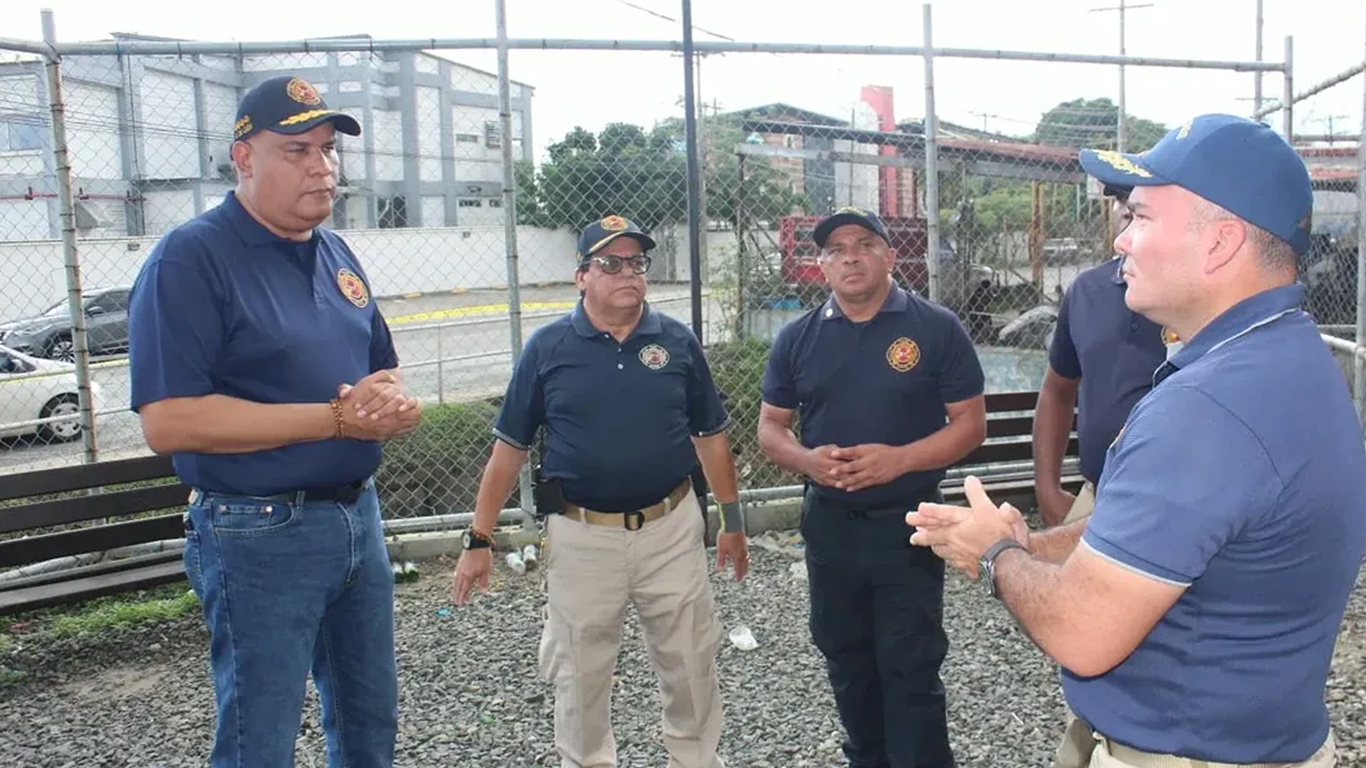 Bomberos siguen atendiendo situación en San Cristóbal