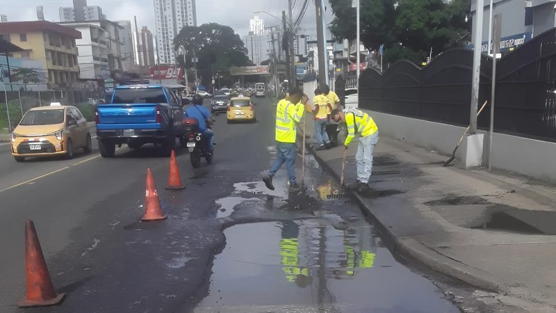 MOP realiza trabajos de parcheo en la Vía España