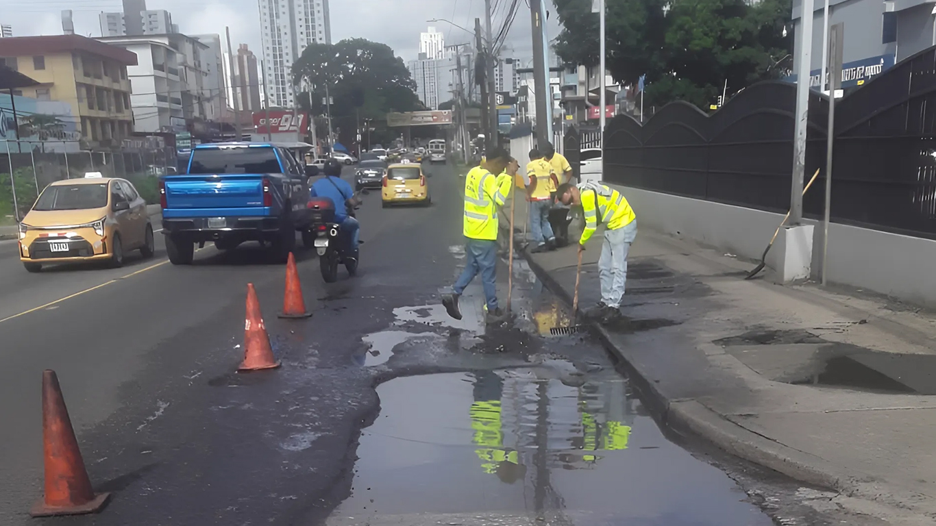 MOP realiza trabajos de parcheo en la Vía España