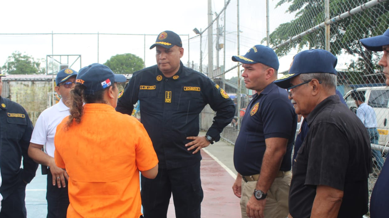 Gobierno atiende a necesitados por inundaciones