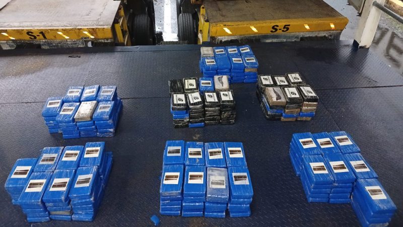 La policía incauta 255 paquetes de presunta droga ocultos en contenedores