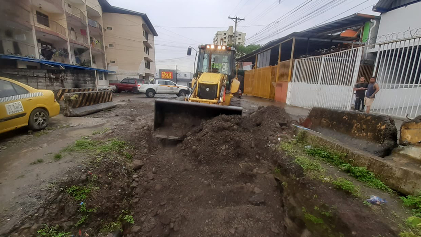 MOP repara punto crítico en calle 15 entre los corregimientos de Parque Lefevre y Río Abajo