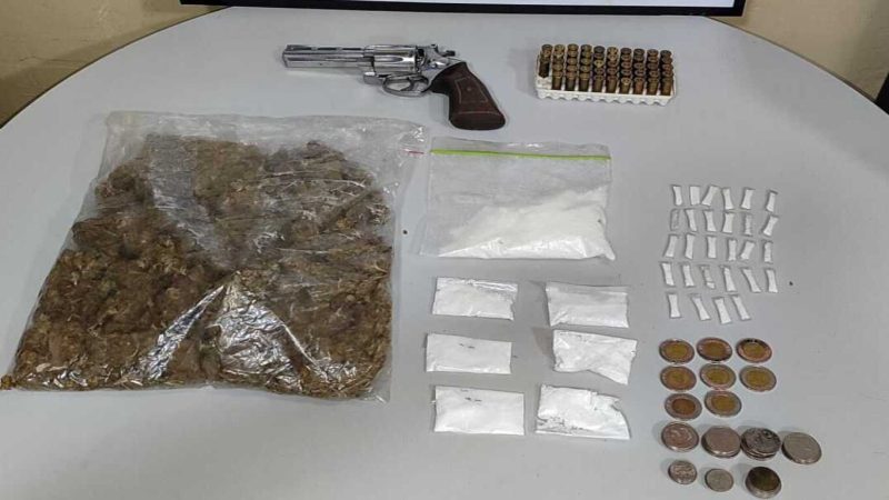 Más de 34 dosis de presunta droga, armas de fuego y municiones fueron halladas en Río Abajo