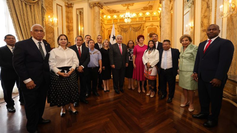 Ayer tomaron posesión gobernadores de 10 provincias y tres comarcas del país