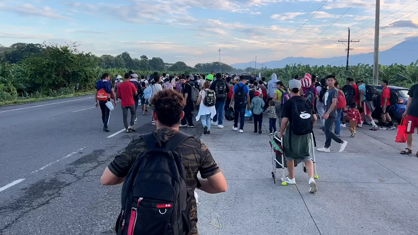 Una caravana de migrantes con 1.500 personas se dirige a la frontera entre México y Estados Unidos