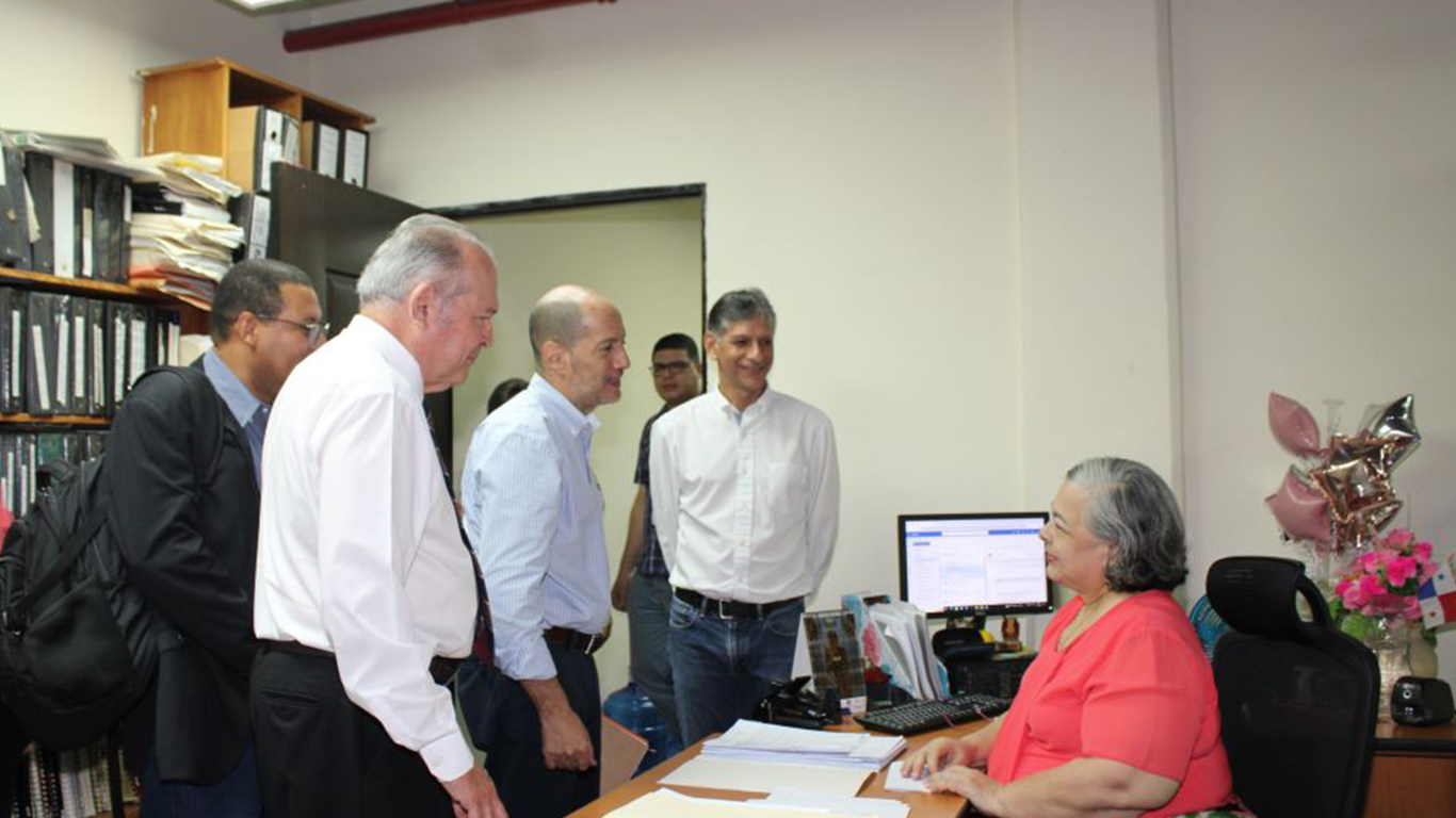 Ministro Andrade y viceministro De Ycaza realizan recorrido por instalaciones del MOP