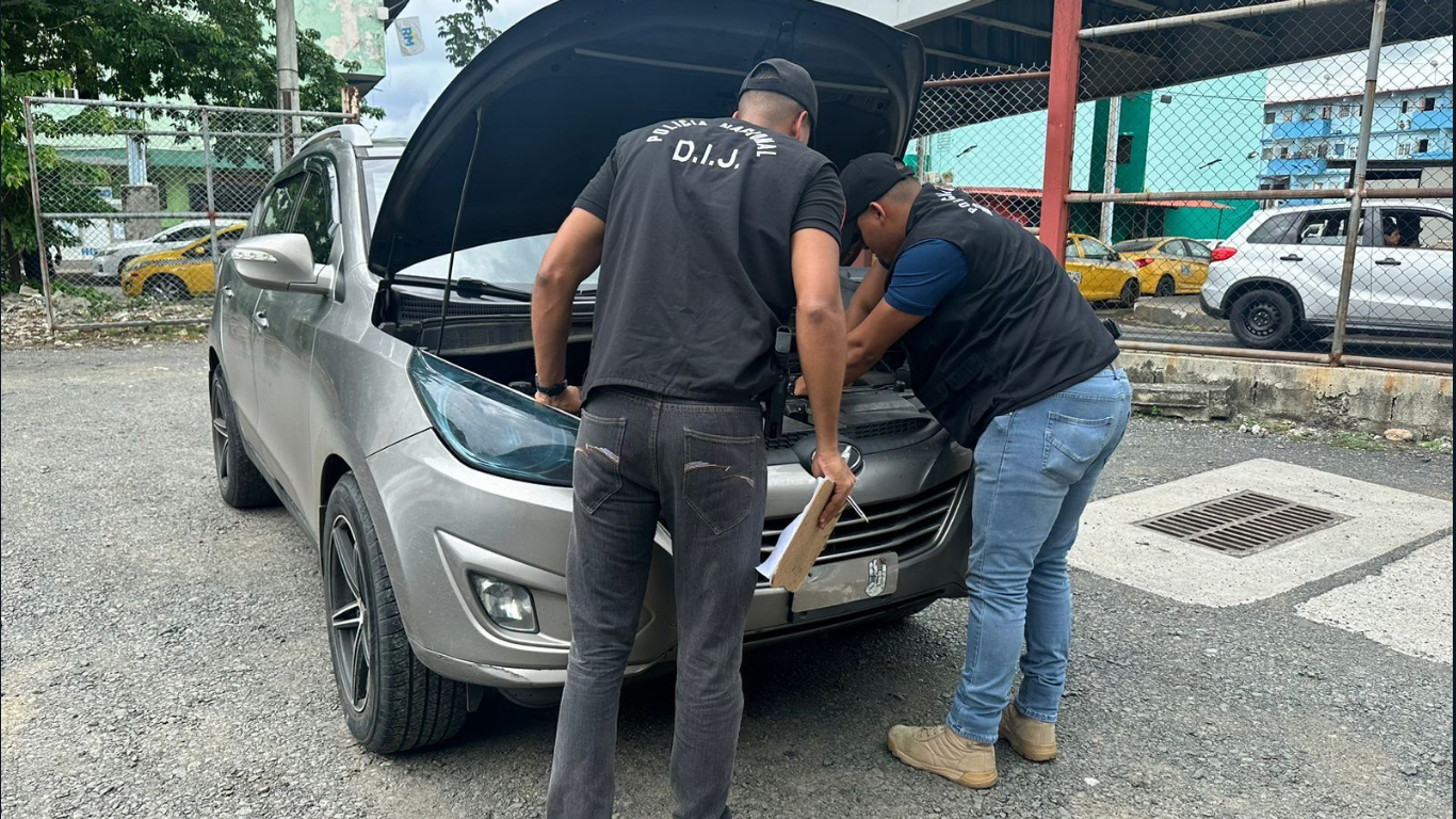 Policía recupera auto hurtado en avenida Frangipani, ya le habían cambiado el color