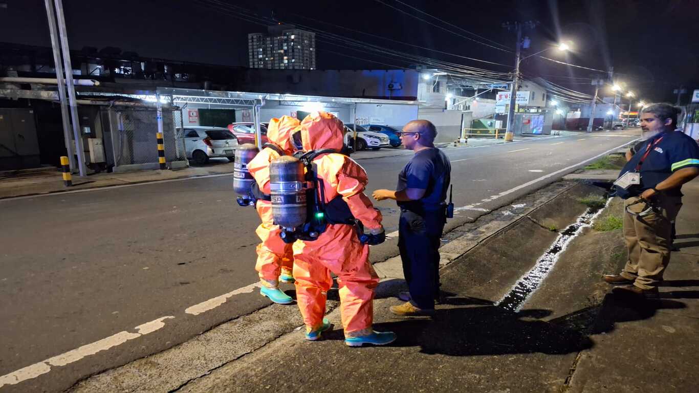 Bomberos atienden fuga de amoniaco en Río Abajo