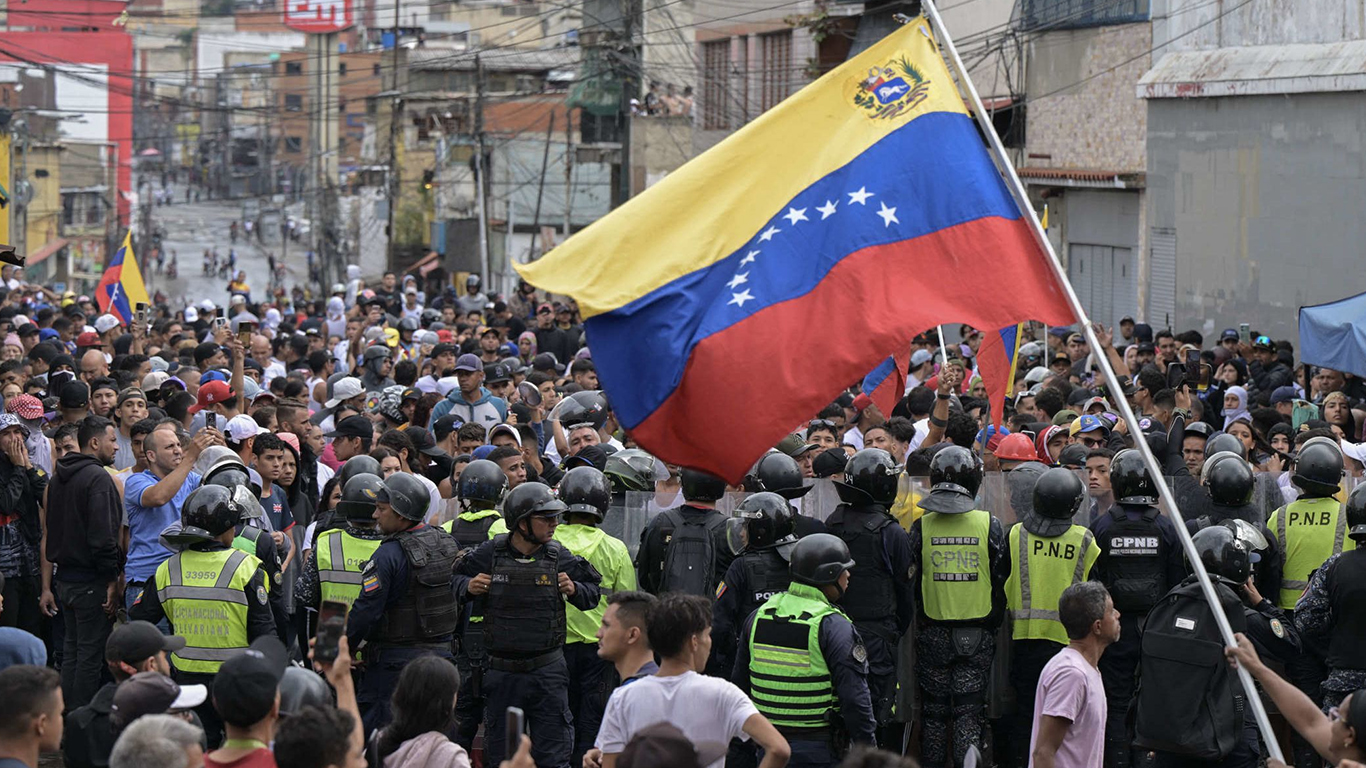 Denuncian que el gobierno de Venezuela anuló pasaportes de varios periodistas y activistas de DDHH