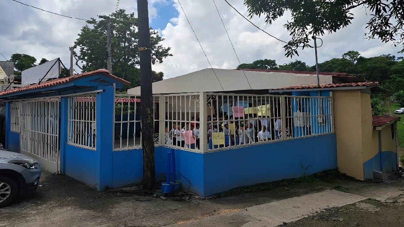 Docentes y Personal de la Escuela El Buen Pastor, en Arraiján exigen mejoras al servicio eléctrico de Naturgy