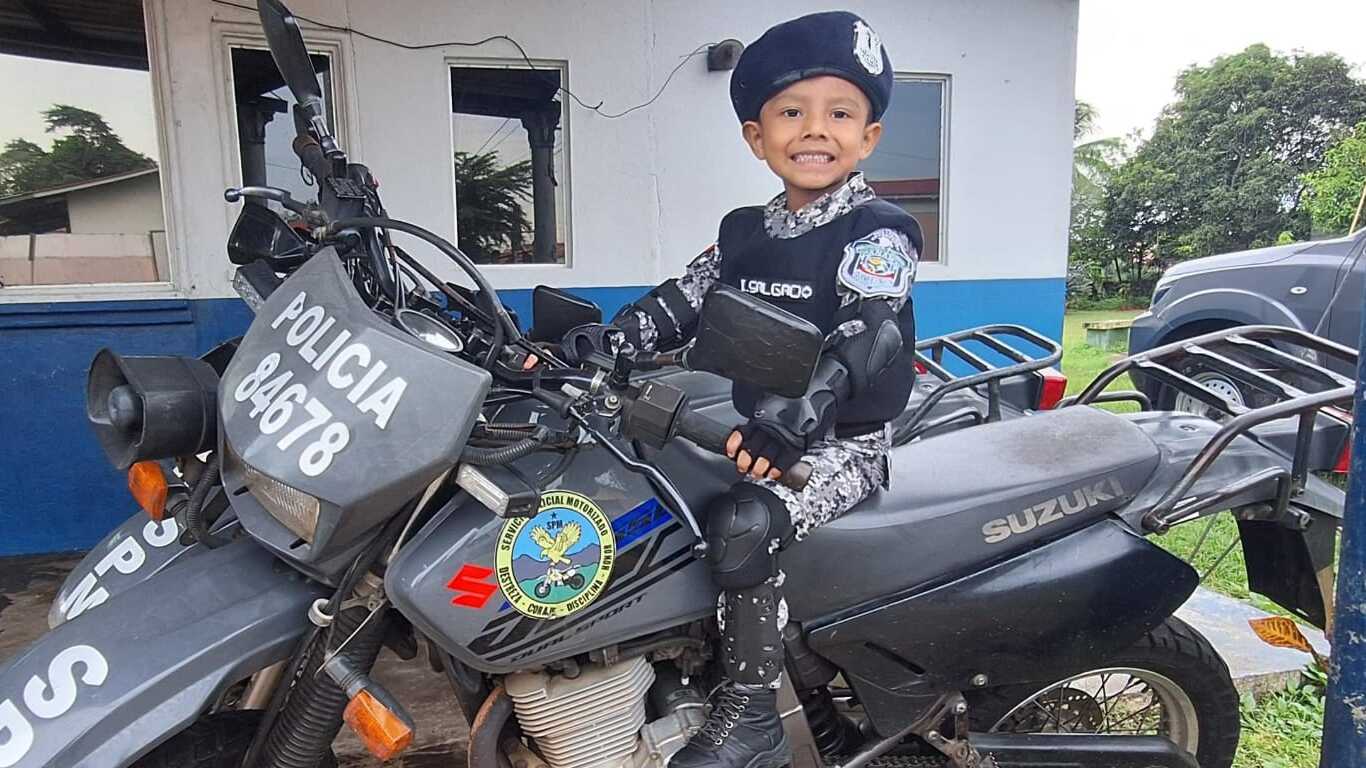 Un Sueño Hecho Realidad: Niño de 4 Años Visita el Cuartel de la Policía Lince en Panamá Oeste