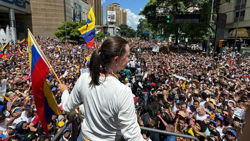 “No vamos a dejar las calles, es nuestro derecho”, dijo Machado en protesta