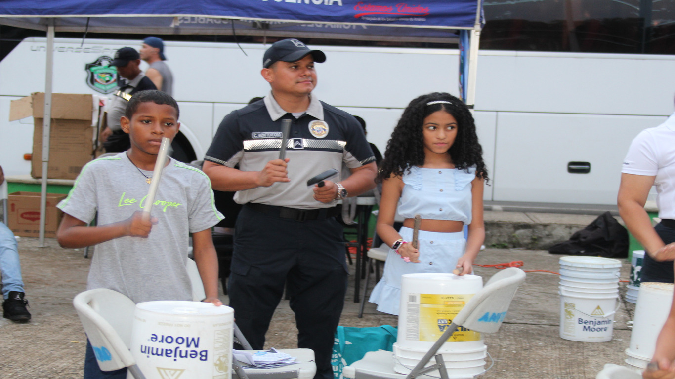 Policías y familias Chorreranas unen sus voces e instrumentos