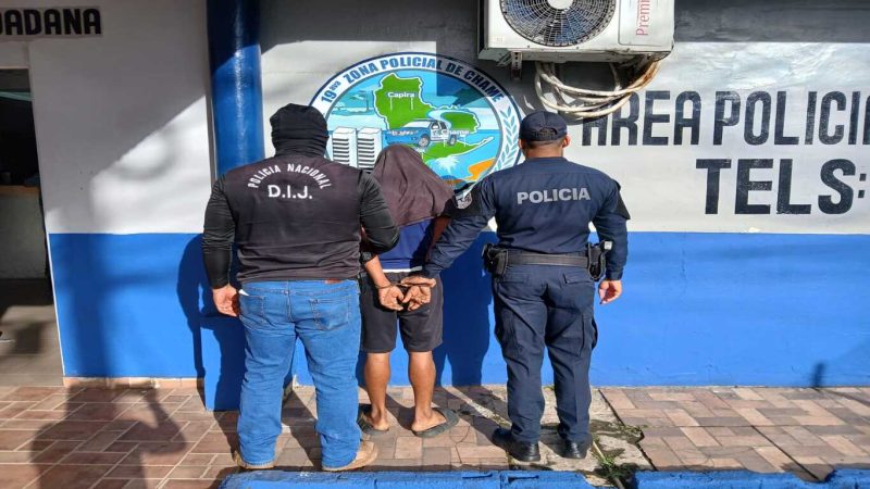 Policía aprehende al azote de las paradas y transeúntes en Pueblo Nuevo de Capira