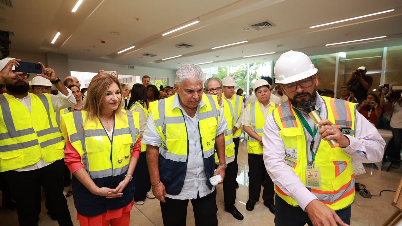 Presidente Mulino inspecciona trabajos de construcción del nuevo hospital de Colón, con 74% de avance