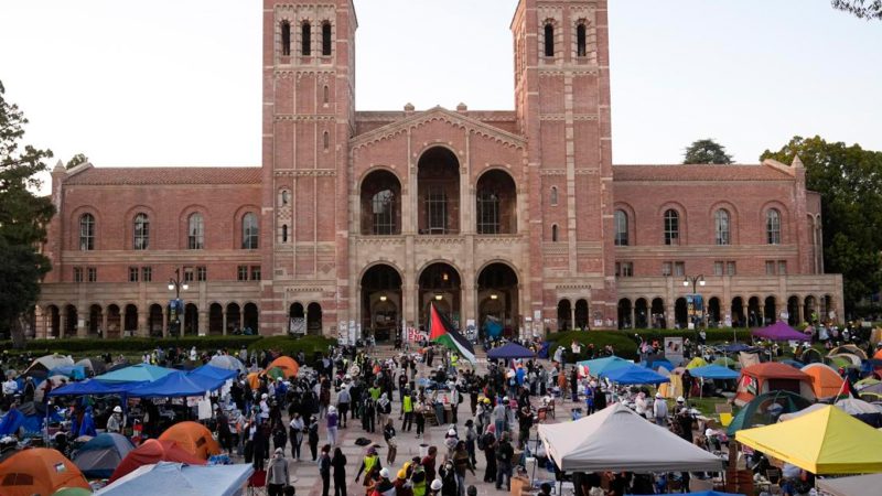 Juez dictamina que UCLA no puede permitir que manifestantes impidan el ingreso de estudiantes judíos al campus