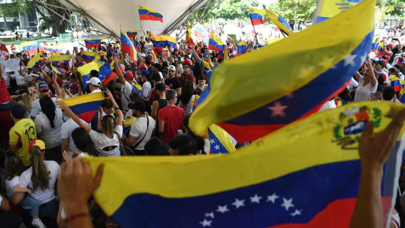 Venezolanos en Panamá exigen libertad y denuncian fraude electoral en manifestación por la victoria de Edmundo González