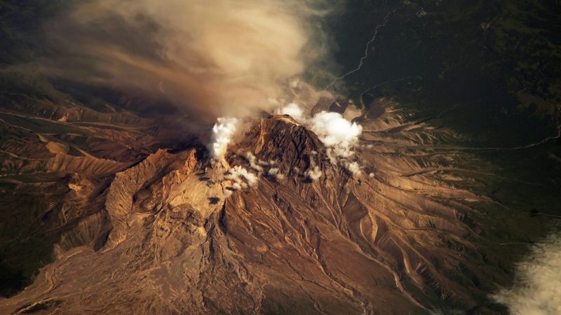 Volcán entra en erupción en Rusia tras sismo de magnitud 7