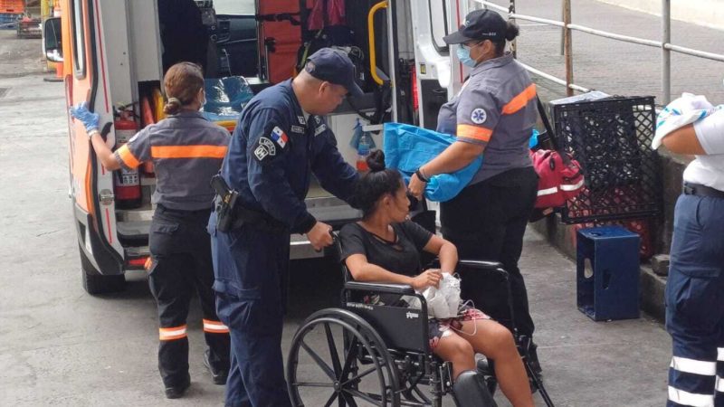 Policías asisten a mujer en labores de parto en el Metro de Panamá