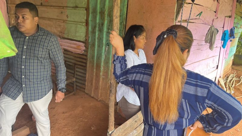 Personal social del MIVIOT visita a familia en pobreza en Loma Cobá de Arraiján