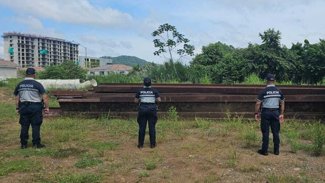 Policía ubica las vigas h destinadas a la reparación del puente de las Américas