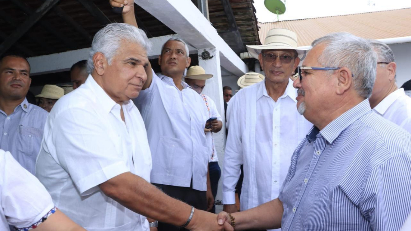 Presidente Mulino visita Guararé en el Festival de la Mejorana