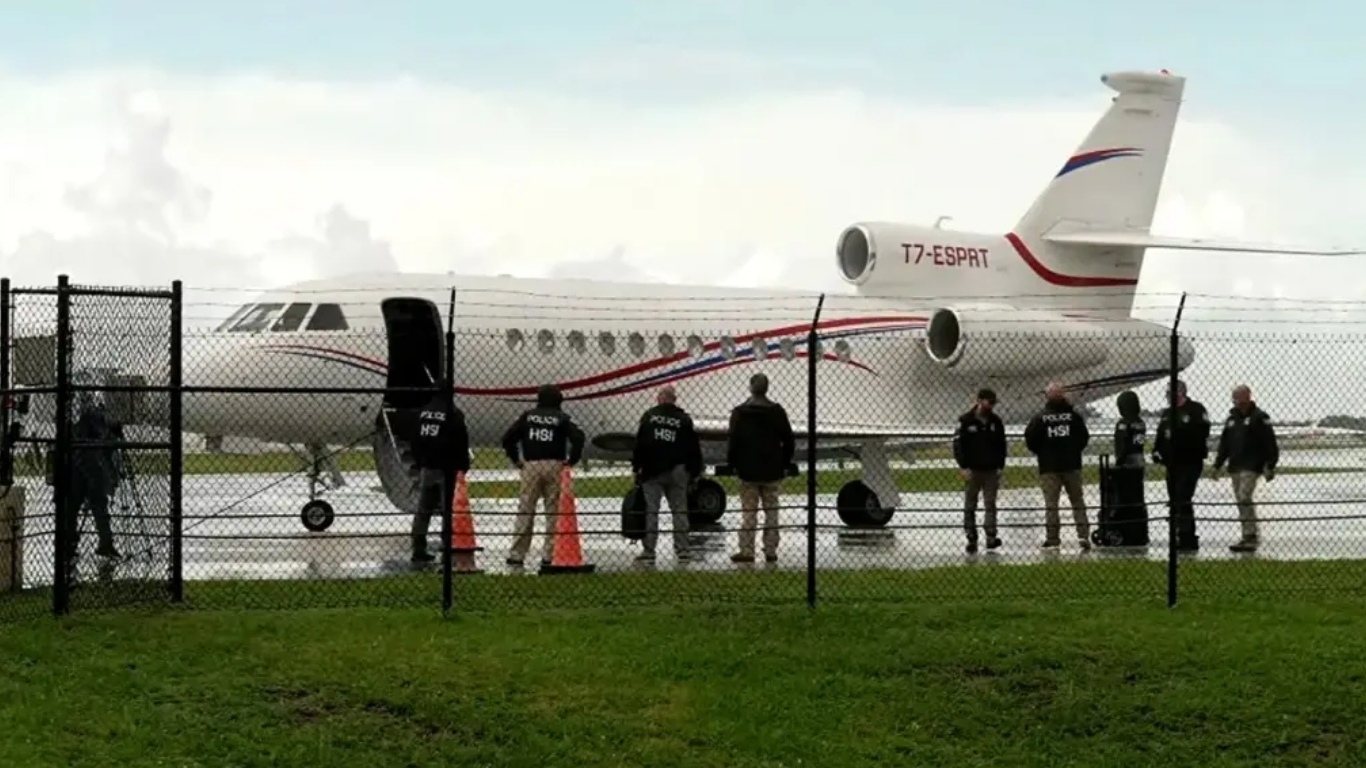 Maduro dice que la incautación de su avión en República Dominicana fue un “robo” y llama “ladrón” al presidente Abinader