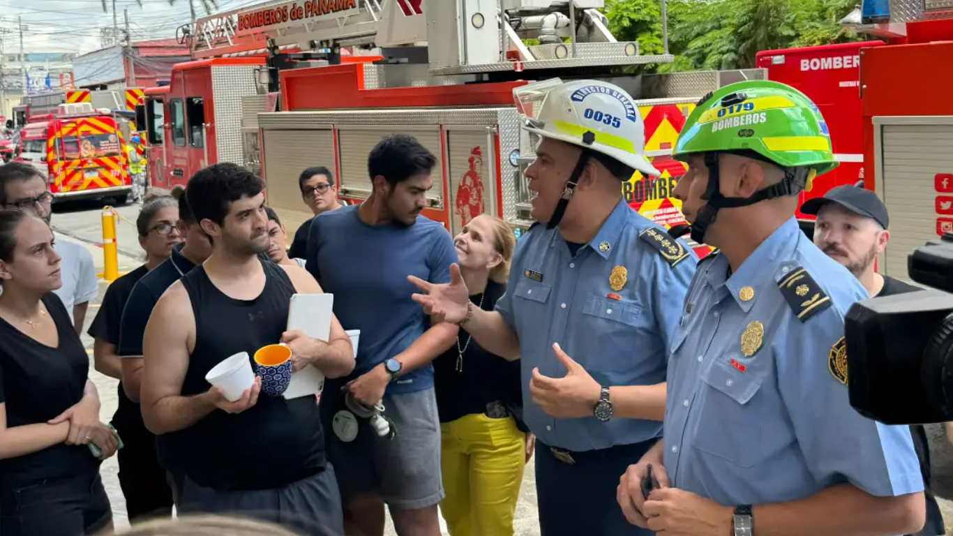 Bomberos atienden emergencia en apartamento de la avenida Balboa